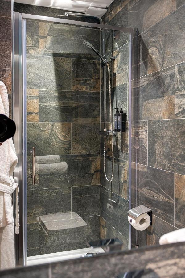Kotel 윈더미어 외부 사진 A shower enclosure
