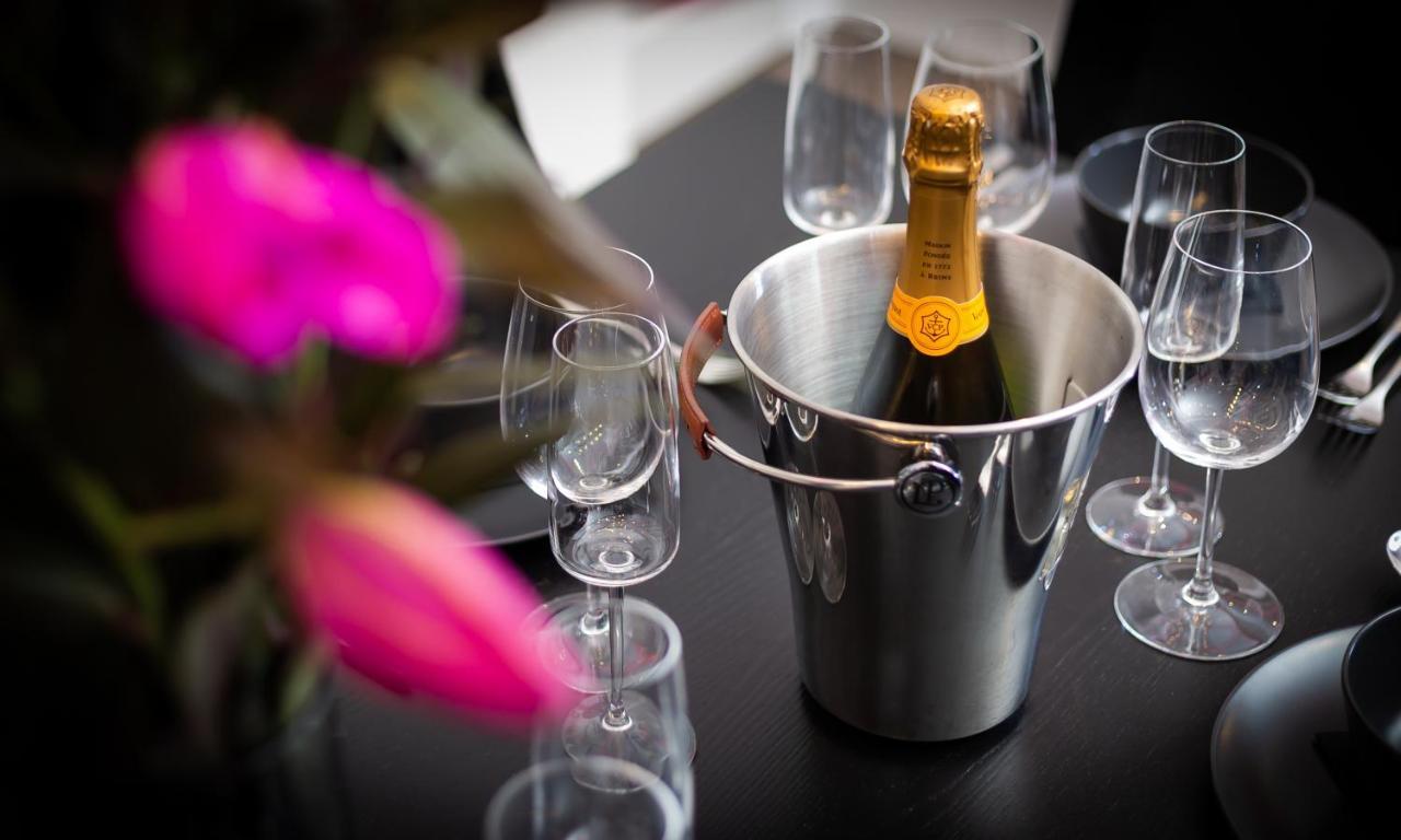 Kotel 윈더미어 외부 사진 Champagne in a champagne bucket