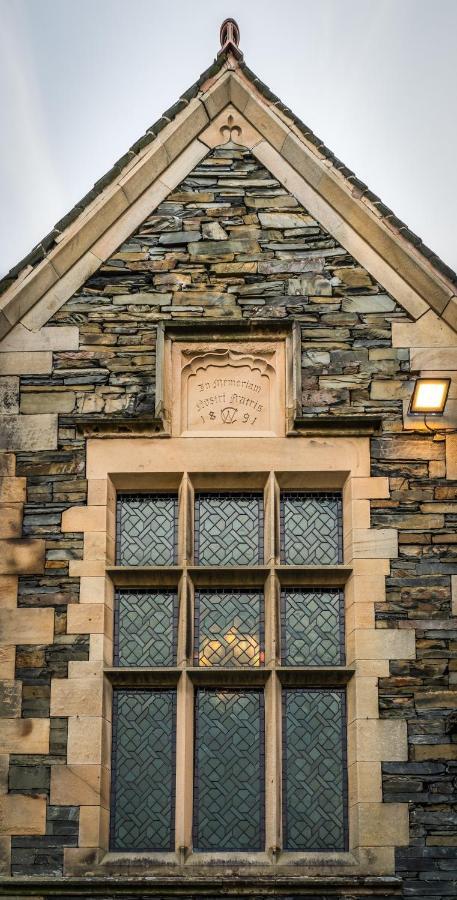Kotel 윈더미어 외부 사진 The 1901 date stone above the window of the main entrance