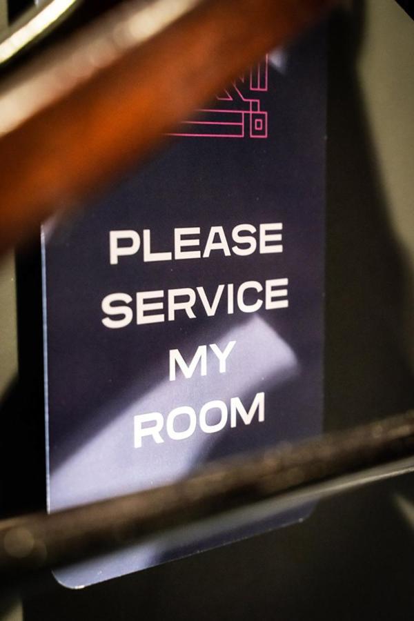 Kotel 윈더미어 외부 사진 A room service sign